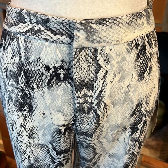 Zara, black and white snakeskin print tapered pants, M! - Picture 2 of 9